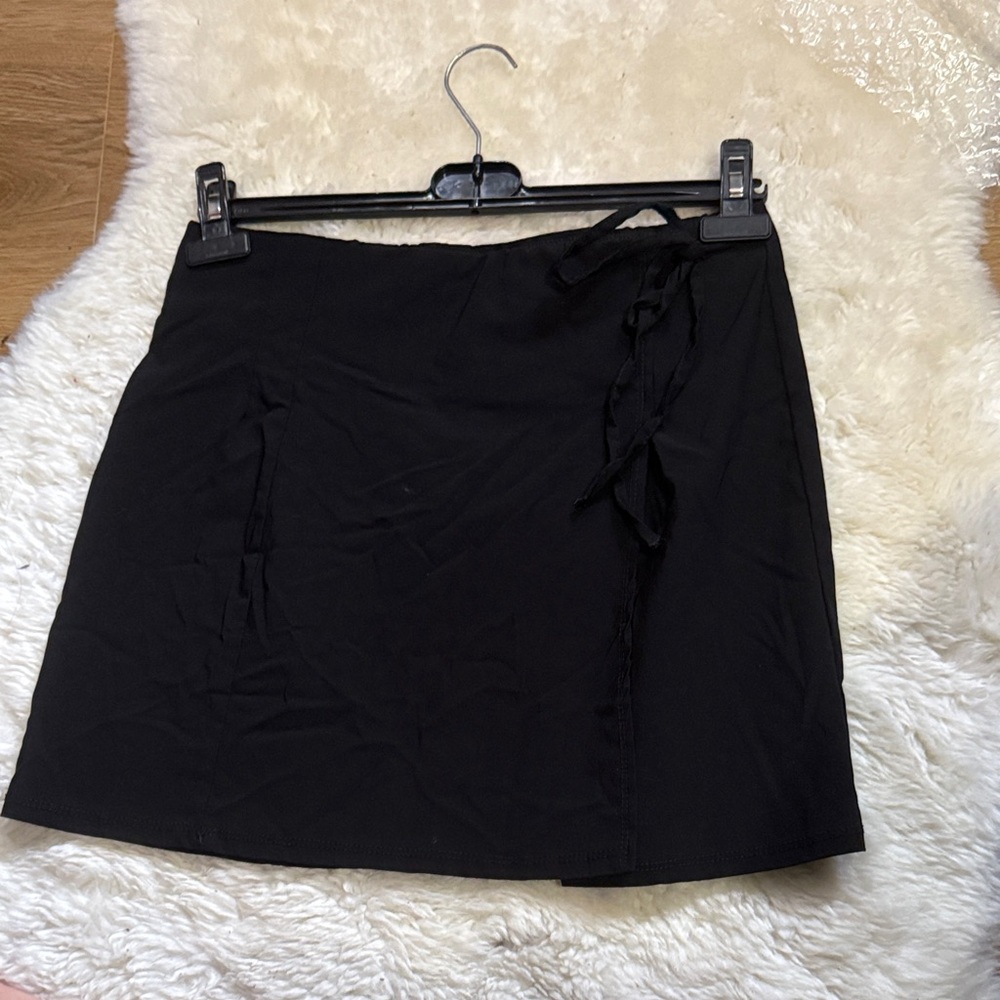 #15 🩷 15”-17” 15” length waist Topshop Black Mini Skirt with Side Tie Detail
